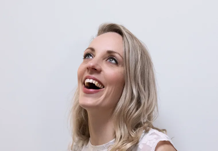 Lachend portret van een onderneemster tijdens een businessshoot