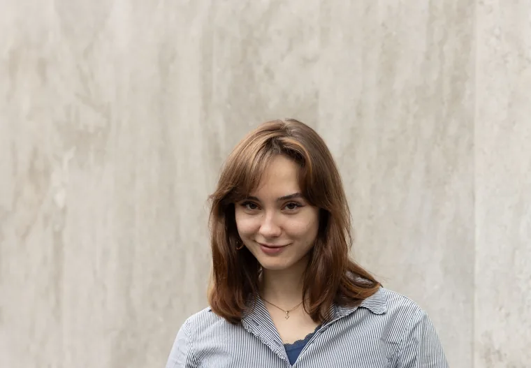 Portret uit een LinkedIn-shoot tegen een betonnen wand