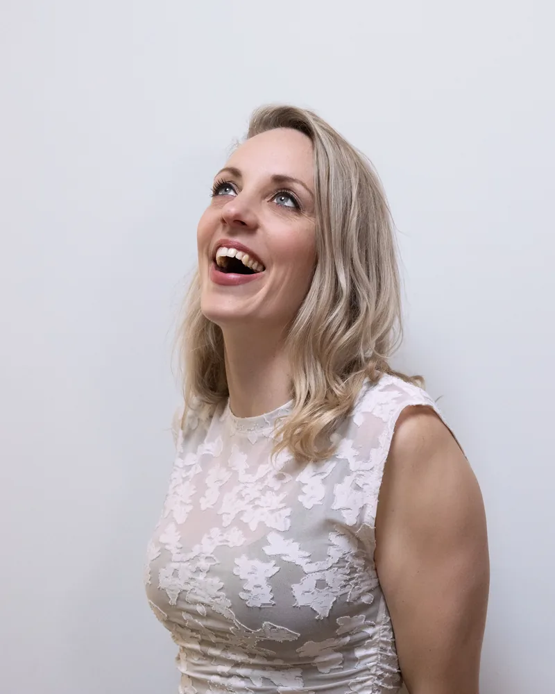 Lachend portret uit een personal-brandingshoot