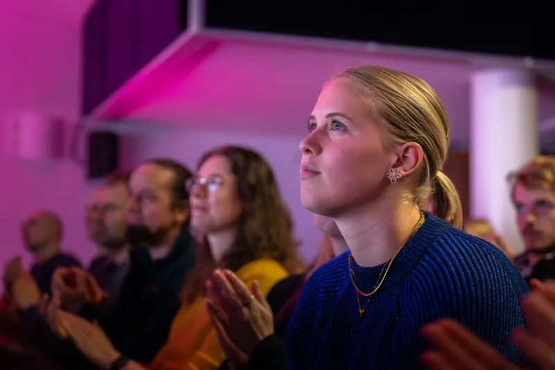 Publiek applaudisseert tijdens de F*ckup Night in Nijmegen