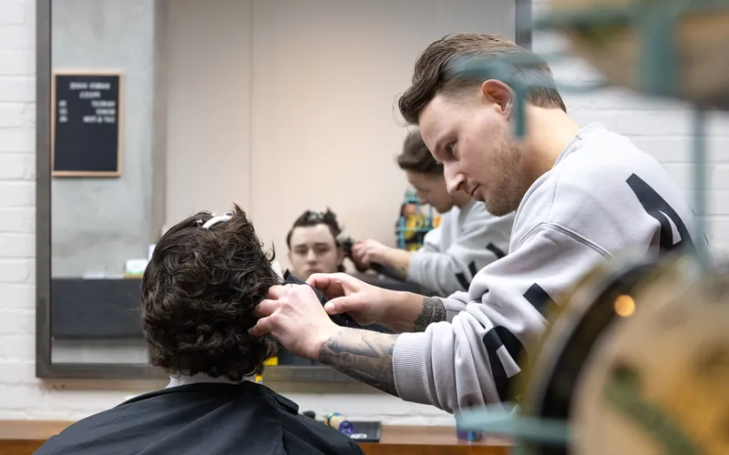 Barbier aan het werk in ARK Barbershop