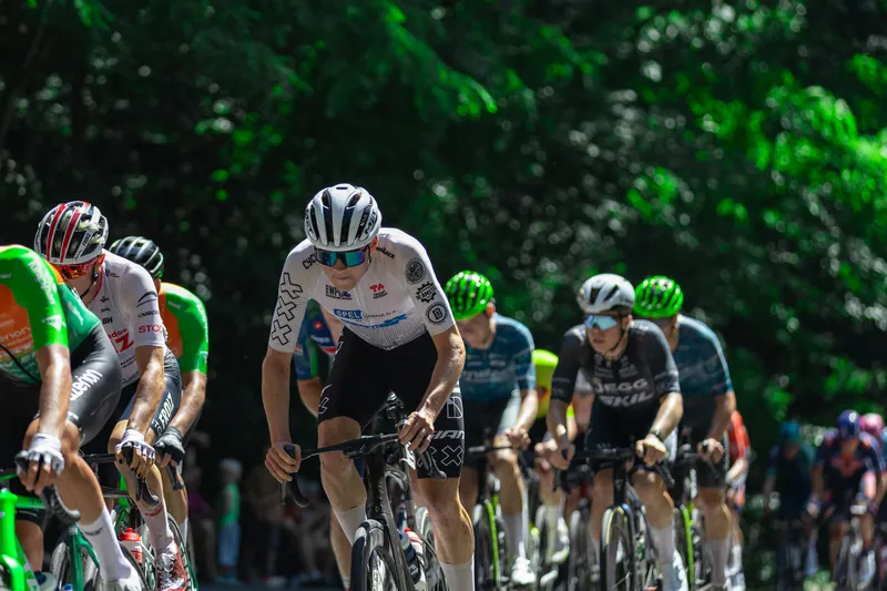Peloton in de klim tijdens het NK Wielrennen in Nijmegen