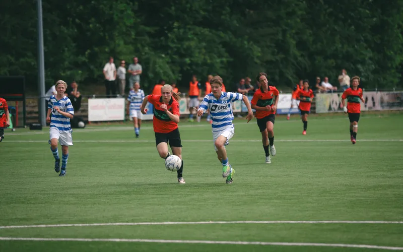 Jeugdspelers in de aanval tijdens NEC – De Graafschap