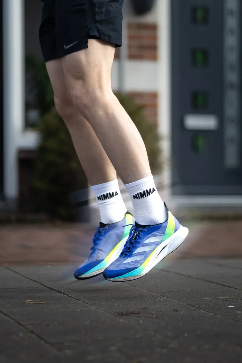 Springende hardloper op hardloopschoenen met Nimma-sokken