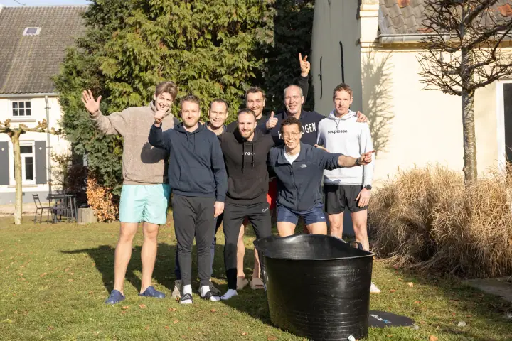 Dezelfde groep zwaait en steekt de duim op naar de camera, vrolijk in de winterzon