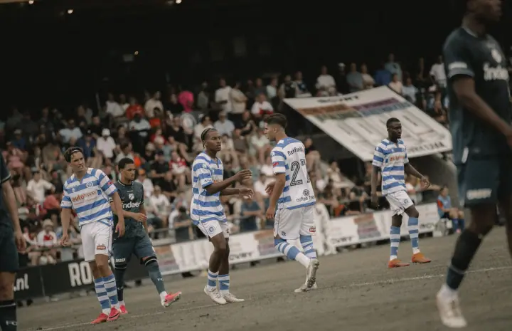 Spelers van De Graafschap wachten op de hervatting voor een goed gevulde tribune