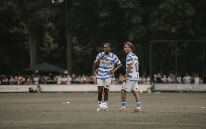 Twee spelers van De Graafschap overleggen bij de bal voor een vrije trap