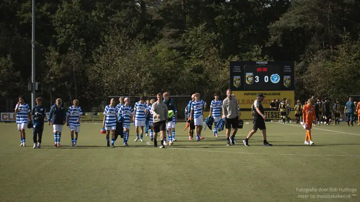 Het team van De Graafschap loopt van het veld bij Vitesse, met 3-0 op het scorebord