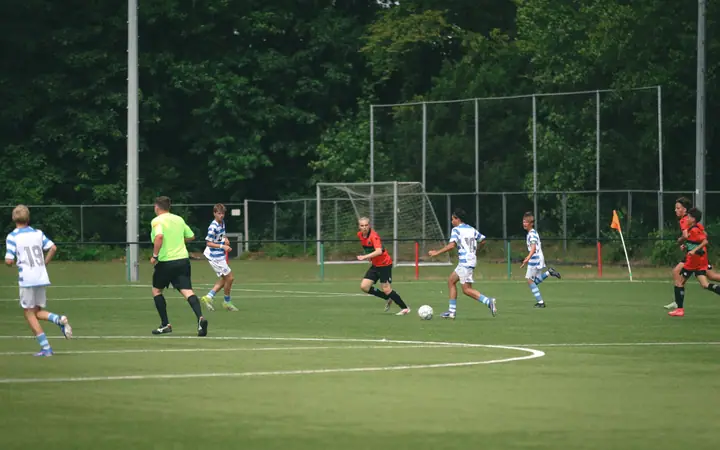 Overzicht van het jeugdduel De Graafschap tegen NEC, met de scheidsrechter en het doel op de achtergrond