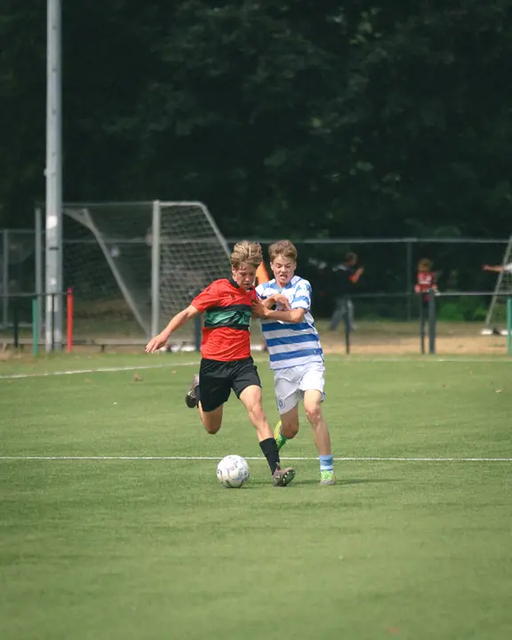 Schouder aan schouder om de bal, een speler van NEC tegen een speler van De Graafschap
