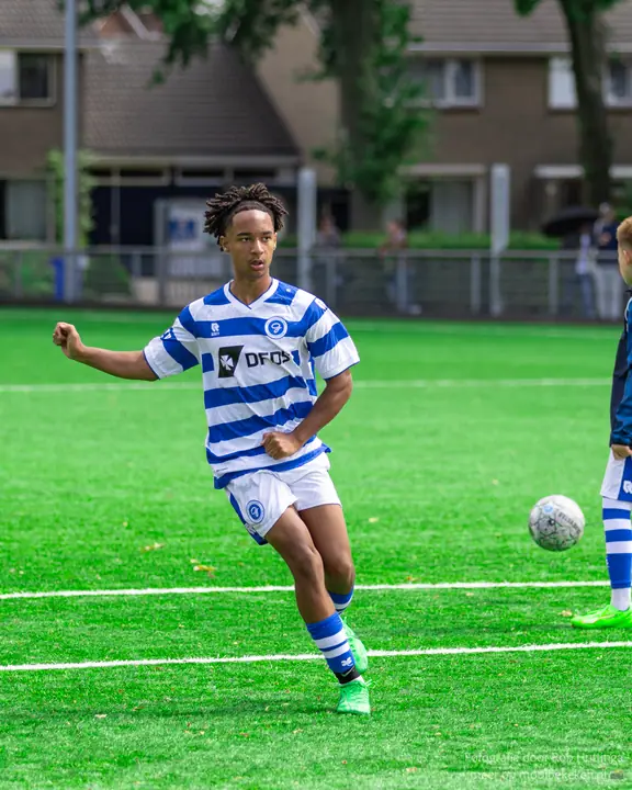 Jeugdspeler van De Graafschap met dreadlocks kijkt zijn net gegeven pass na