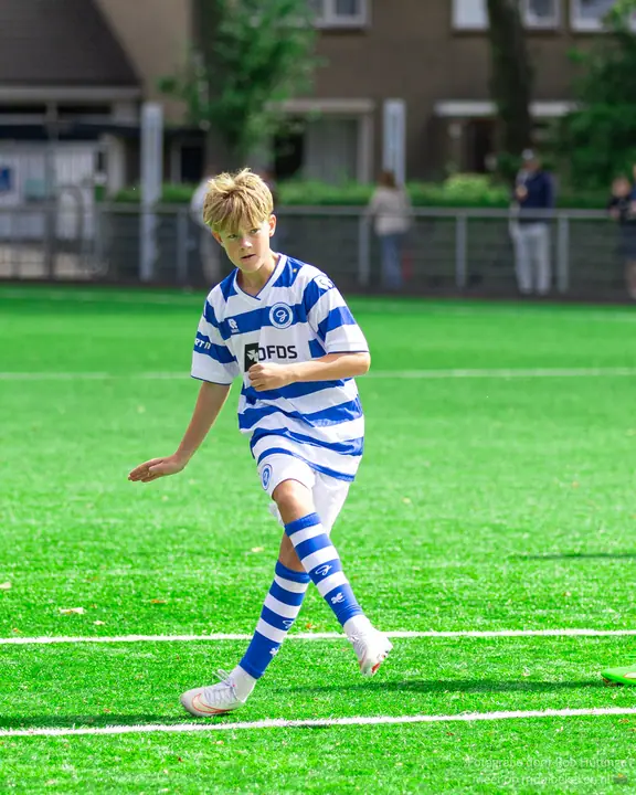 Na de pass blijft de blonde jeugdspeler van De Graafschap even op een been staan