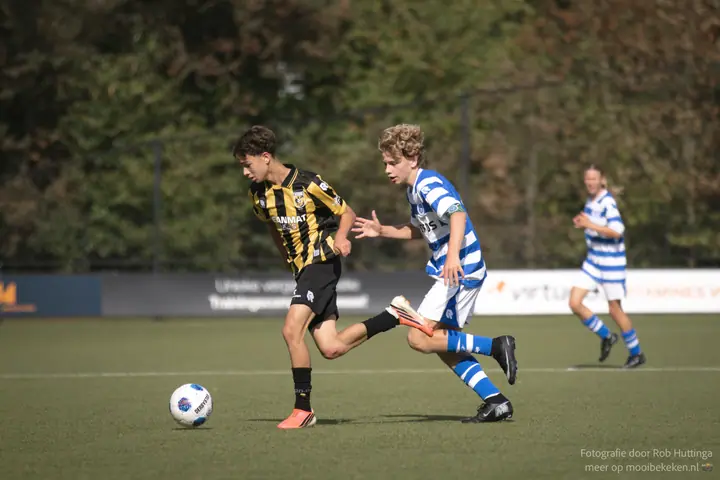 Jeugdspeler van De Graafschap zet de jacht in op een Vitesse-speler die de bal voor zich uit speelt