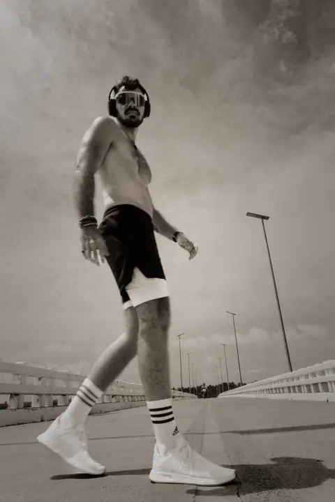 Personal branding voor Run Freak, Lukas loopt stoer over de brug in kikvorsperspectief